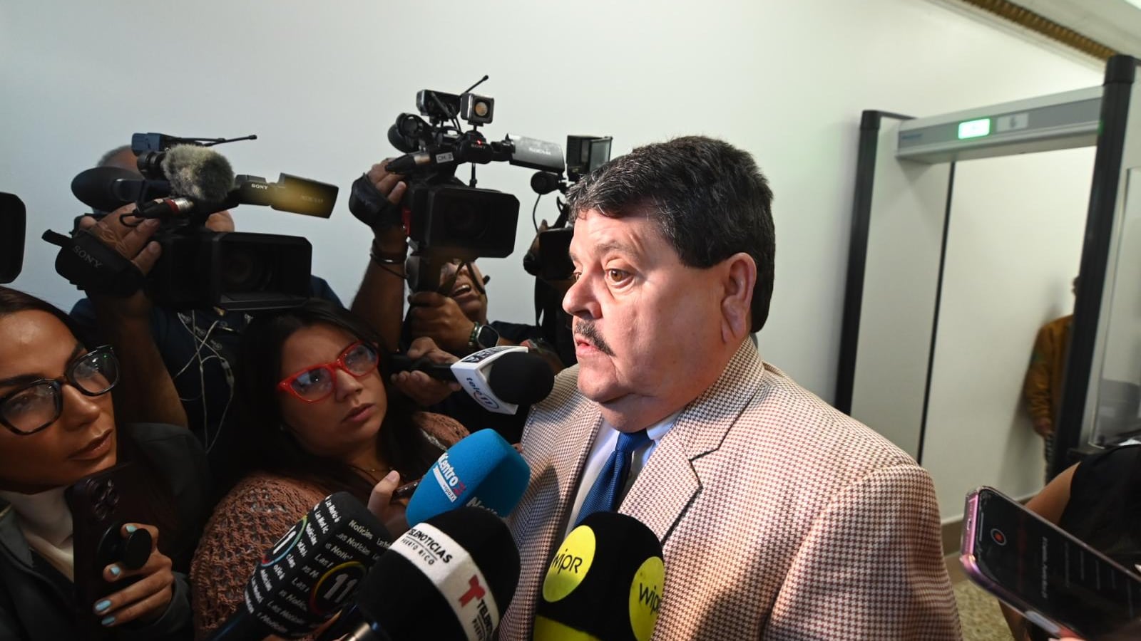 Héctor Aníbal Castro Pérez, abogado de Yabucoa Auto Service, atiende a medios de comunicación tras la vista cameral, donde reiteró que no emitirán declaraciones mientras continúe la investigación del Departamento de Justicia.
