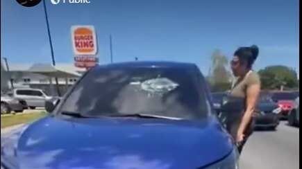 Mujer le rompe el cristal de auto a otra