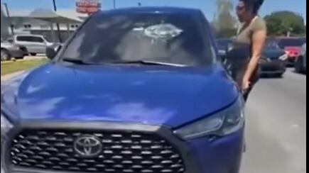 Mujer le rompe el cristal de auto a otra