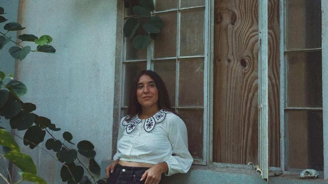 Cantautora puertorriqueña Andrea Cruz habla sobre su álbum nuevo "Bienquererse" en El Calce. Crédito: Raymond O’Brien.