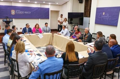 Gobernadora se reúne con comité que evalúa regular vehículos todoterreno