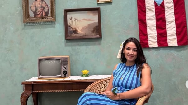 La congresista Alexandria Ocasio-Cortez disfrutó de la residencia de Bad Bunny en el Coliseo de Puerto Rico. Redes sociales. Instagram.