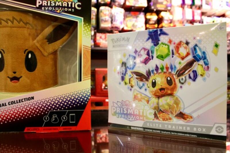 Uno de los sets lanzados en 2025 Prismatic Evolutions es actualmente uno de los más costosos en el mercado de Pokémon y ya se encuentra agotado en muchas tiendas a nivel mundial. (Nahiomy Cruz Betancourt)