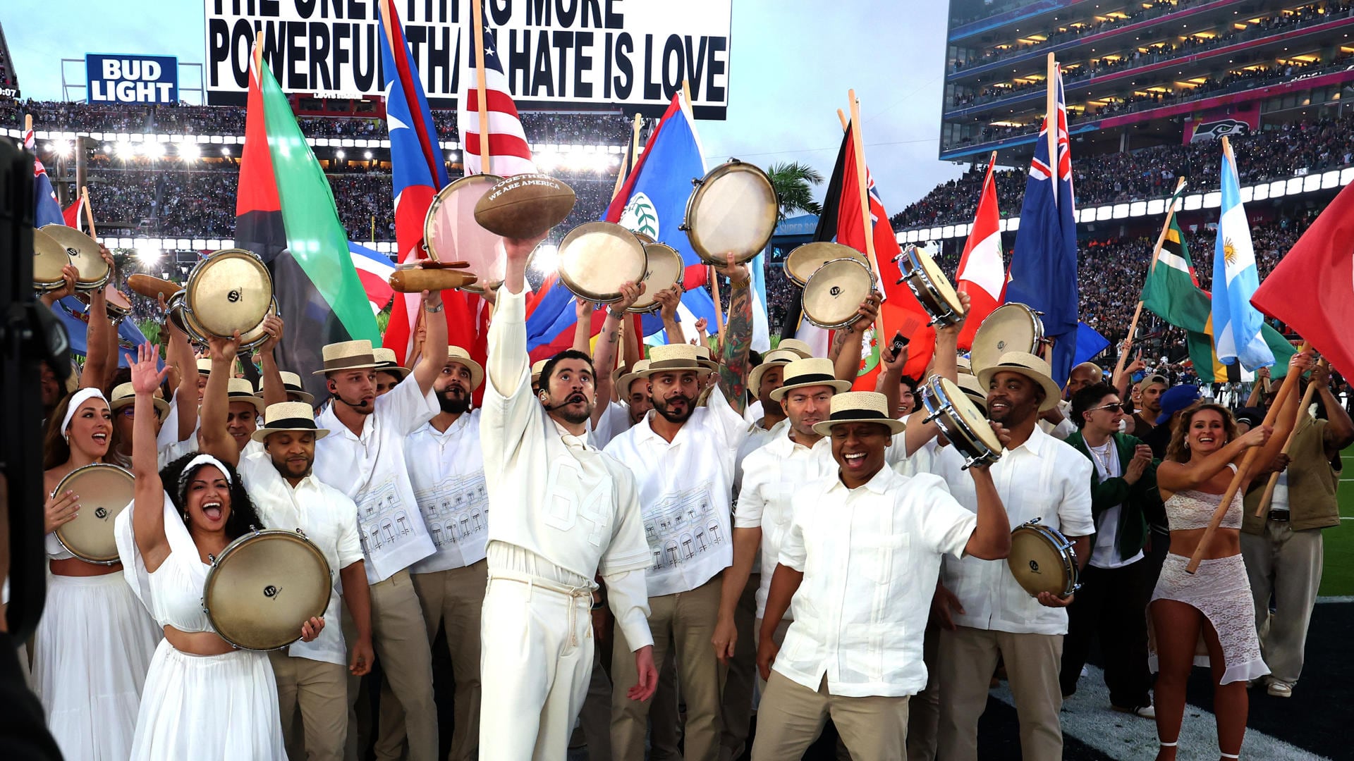 EE.UU. no es sinónimo de América, resaltan expertos que elogian el show de Bud Bunny