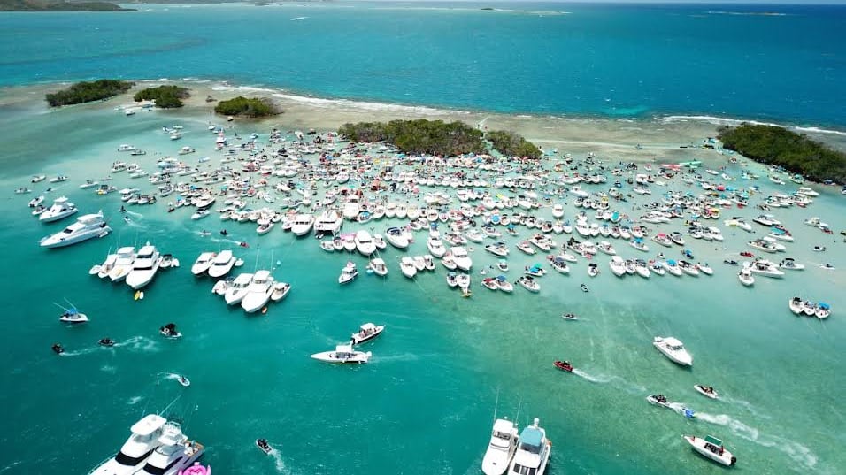 Cayo Caracoles en la Reserva Natural La Parguera con cientos de embarcaciones en un área reducida durante un fin de semana largo.