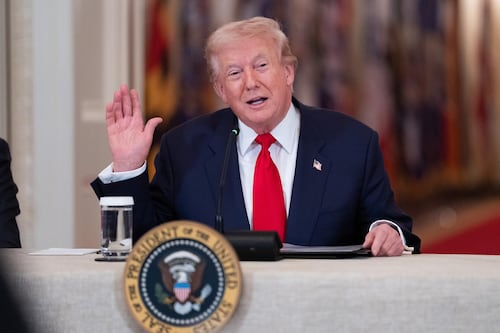 Trump vacila con irse a Venezuela y postularse a la presidencia