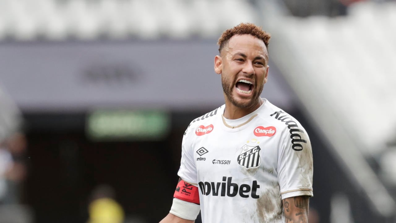 Neymar reacciona en un partido del Santos contra el Coritiba correspondiente a la jornada 16 del Campeonato Brasileño, en el estadio Neo Química Arena, en Sao Paulo (Brasil). EFE/Sebastiao Moreira