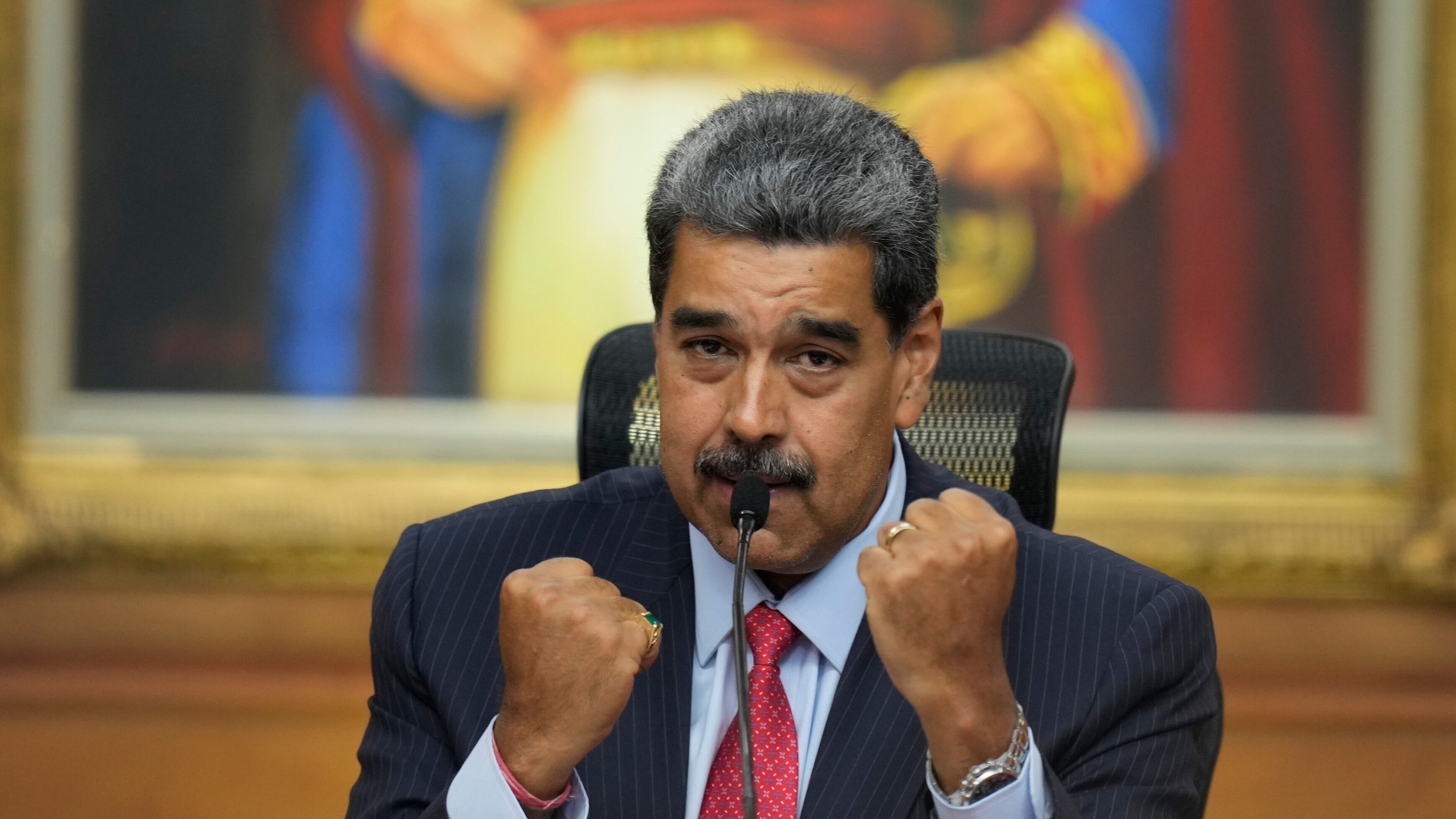 En esta imagen de archivo, el presidente de Venezuela, Nicolás Maduro, gesticula durante una conferencia de prensa en el palacio presidencial de Miraflores, en Caracas, Venezuela, el 31 de julio de 2024, tres días después de unas polémicas elecciones. (AP Foto/Matias Delacroix, archivo)