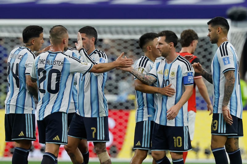 2-0. Messi agranda su leyenda y Argentina reserva plaza en dieciseisavos