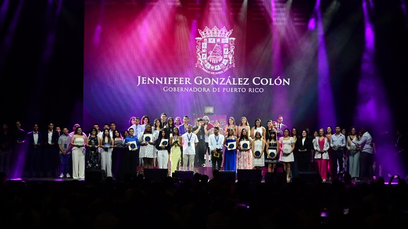 Reconocen a 1,500 estudiantes por excelencia académica