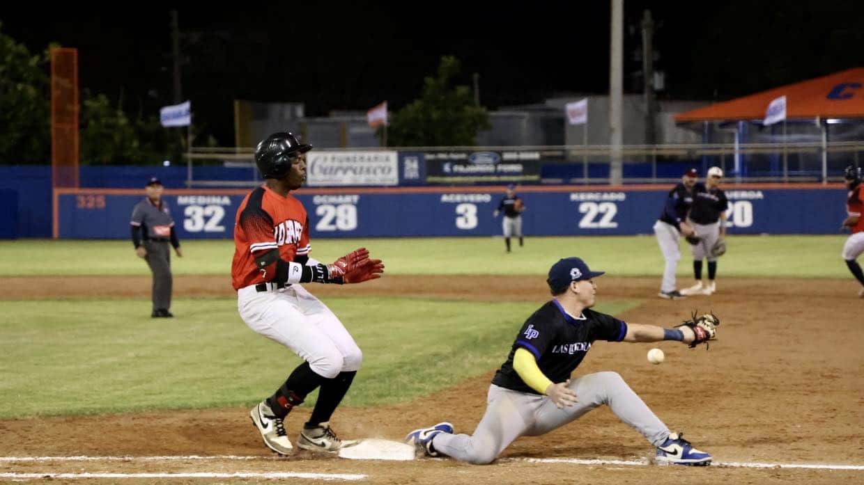 Acción en la Copa Caridura de Béisbol.