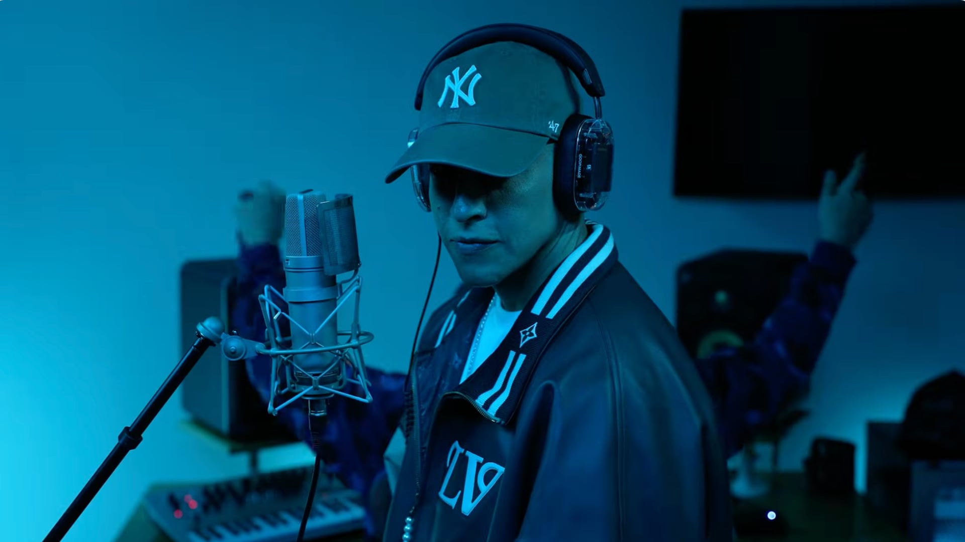 Daddy Yankee al lado de Bizarrap en su sesión #0/66