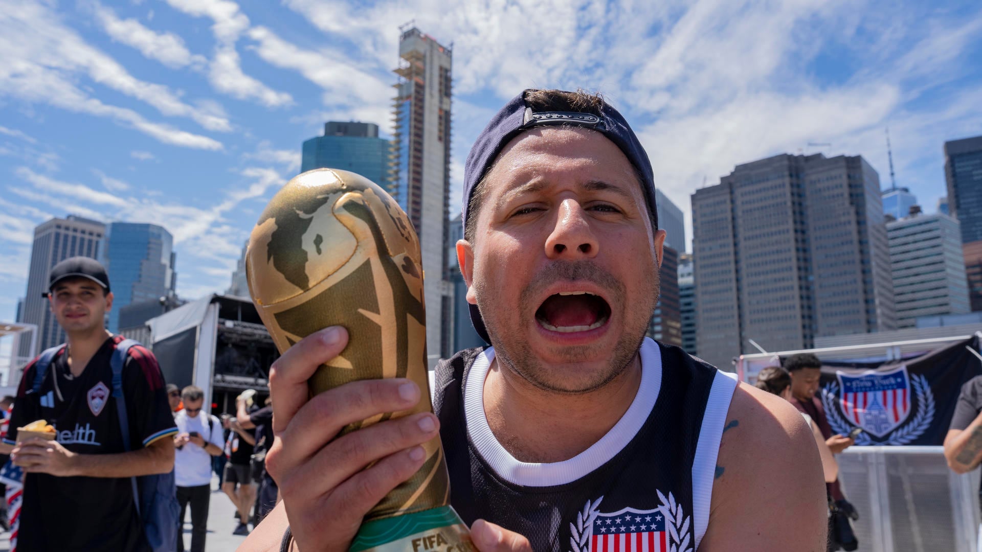 En la imagen de archivo, un aficionado de la selección de fútbol de Estados Unidos reacciona previamente al anuncio de la lista oficial de jugadores convocados para el Mundial 2026, en Nueva York (Estados Unidos). EFE/ Ángel Colmenares