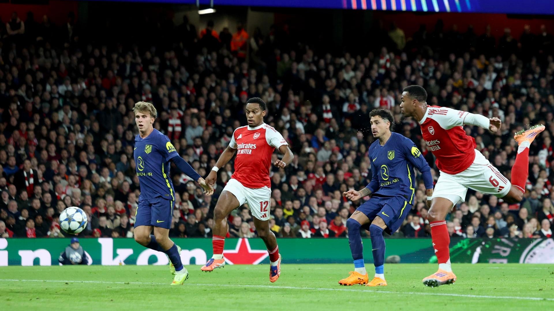 El jugador Gabriel (d), del Arsenal, logra 1-0 durante el partido de la fase de grupos de la UEFA Champions League league que jugaron en octubre Arsenal y Atlético en Londres, EFE/EPA/NEIL HALL