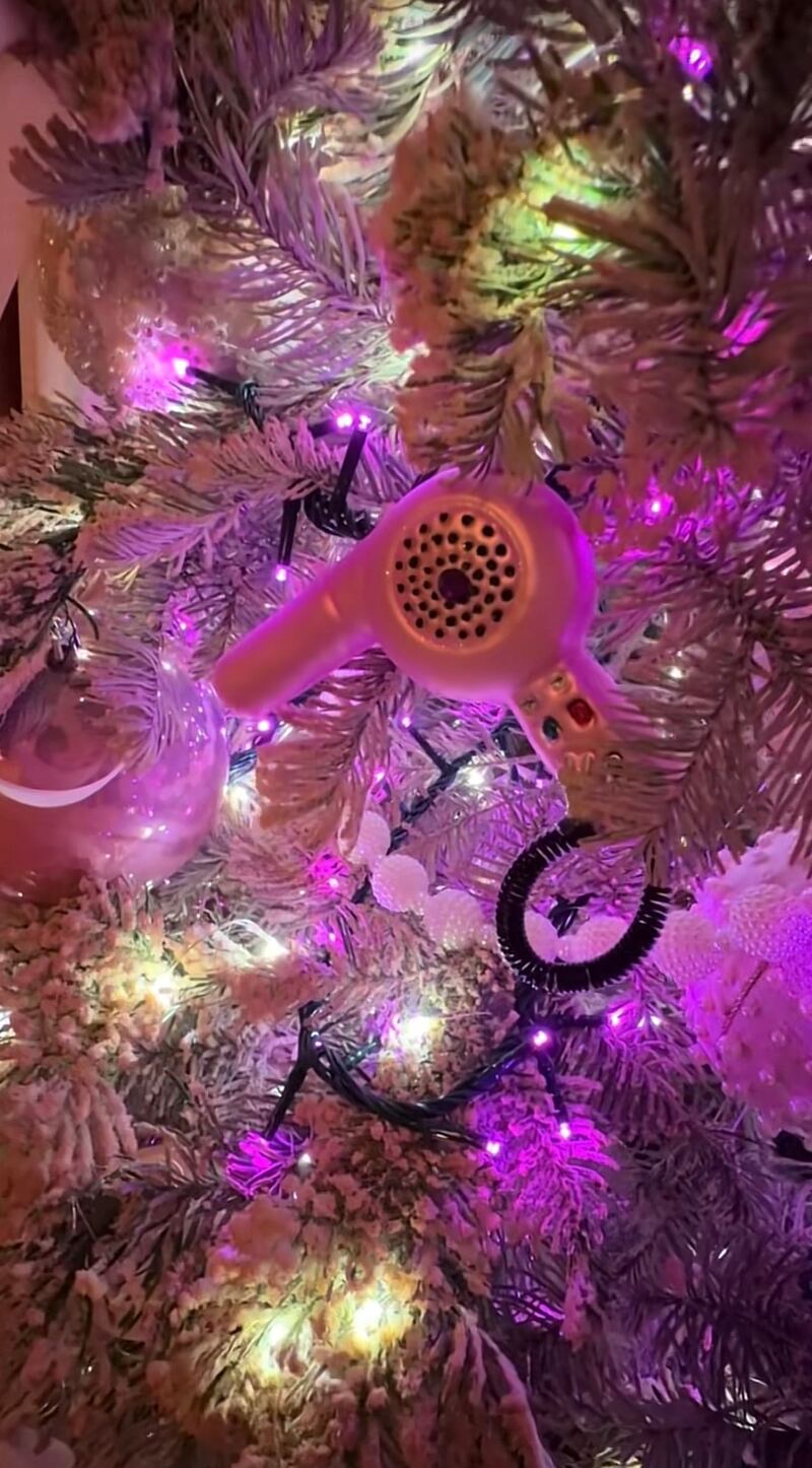 Benny Blanco y Selena Gomez sorprenden con sus árboles de Navidad fuera de lo común