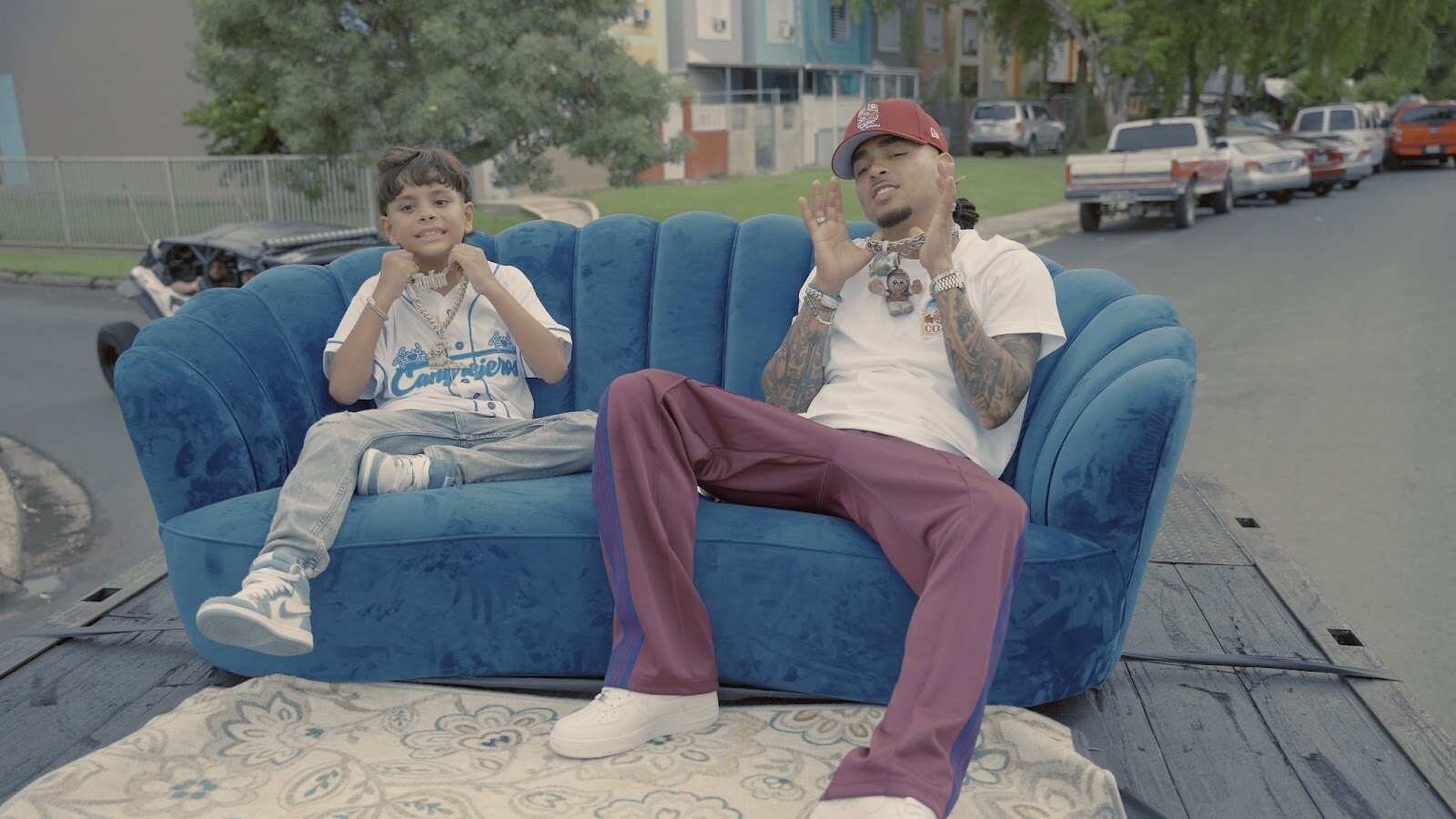 Los artistas Dylan y Ozuna durante la grabación del video musical “Santurce”