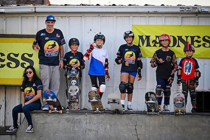 Juveniles de Yabucoa participan en competencia de patinetas en Estados Unidos