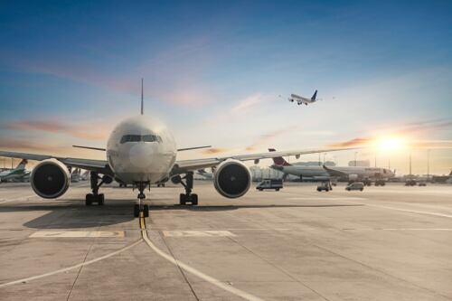 Reducirán un 10% el tráfico aéreo en 40 aeropuertos de Estados Unidos por el cierre del gobierno
