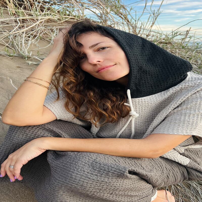 La actriz y modelo Tiffany Díaz expande su marca ZIVYL WAR