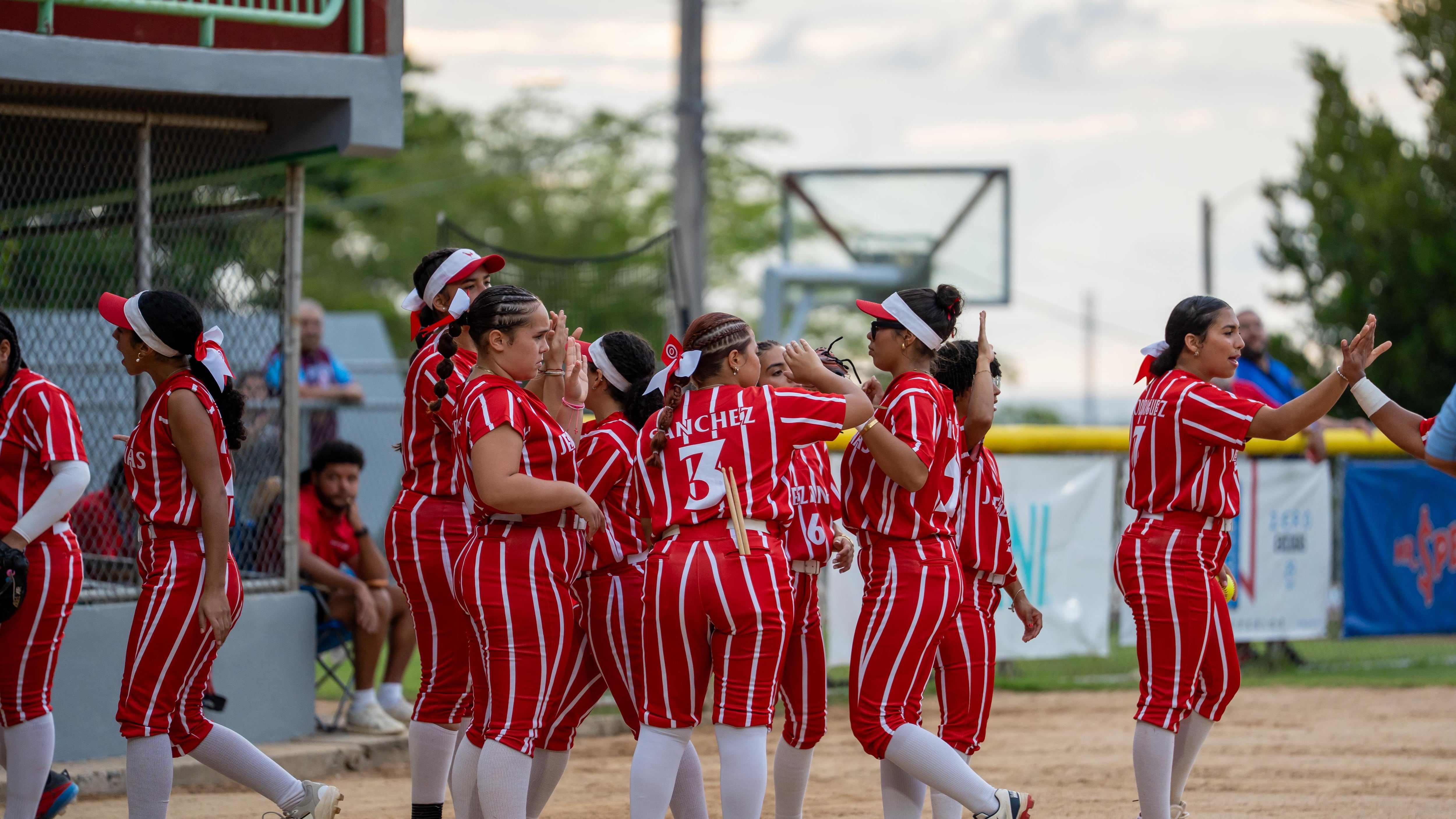 Por la vía del nocaut, las Jerezanas de la UPR de Río Piedras empatan la serie en sóftbol