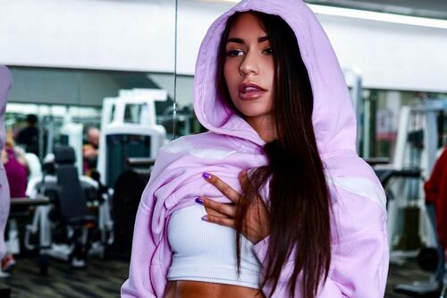 Modelo fitness expulsada de un gimnasio entrena en micro bikini