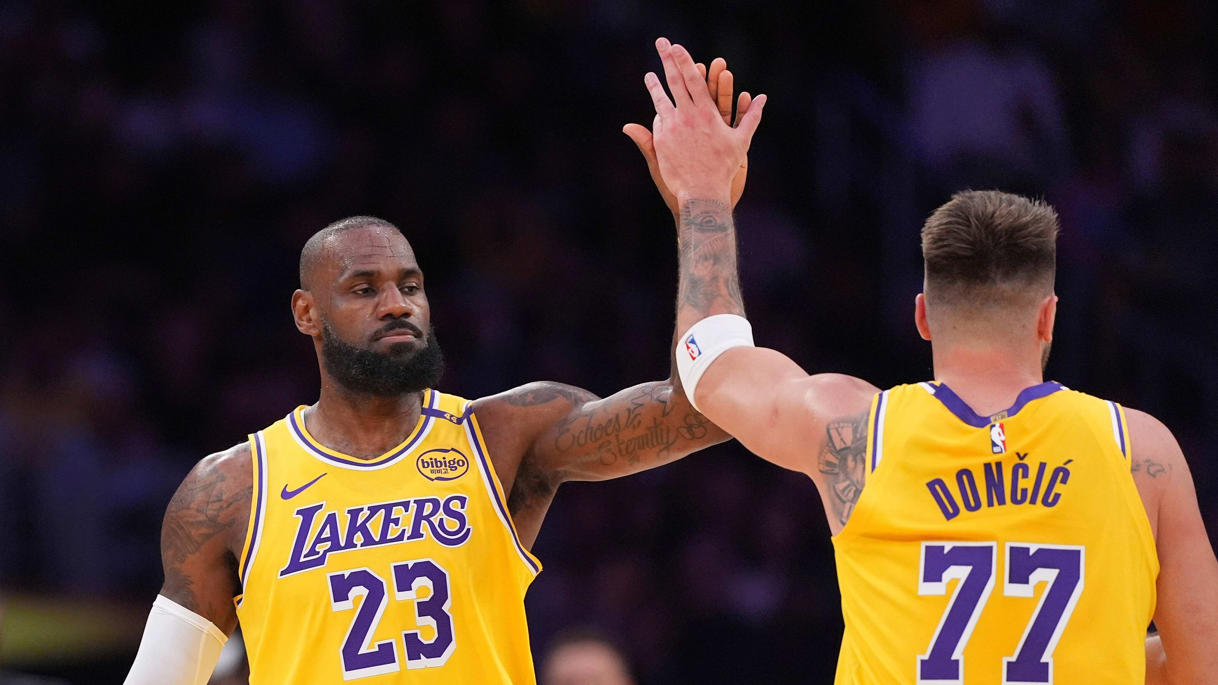 LeBron James, alero de los Lakers de Los Ángeles, festeja con el esloveno Luka Doncic, tras un enceste en el duelo del jueves 27 de febrero de 2025, ante los Timberwolves de Minnesota (AP Foto/Mark J. Terrill)