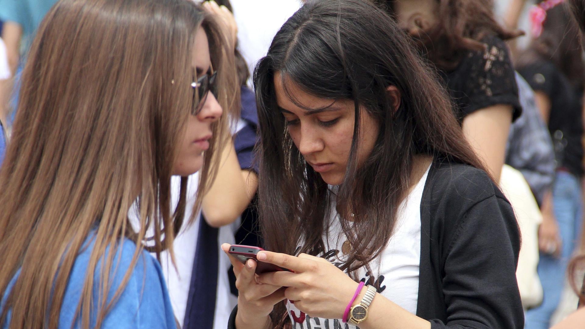 jóvenes celular teléfono móvil