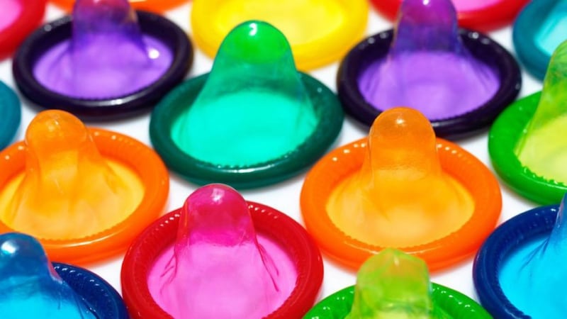El preservativo que cambia de color se pone verde en contacto con la clamidia.