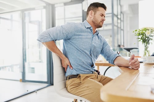 ¿No llegas a los 30 y te pasas con dolor de espalda? Podrías tener esta condición y no lo sabes