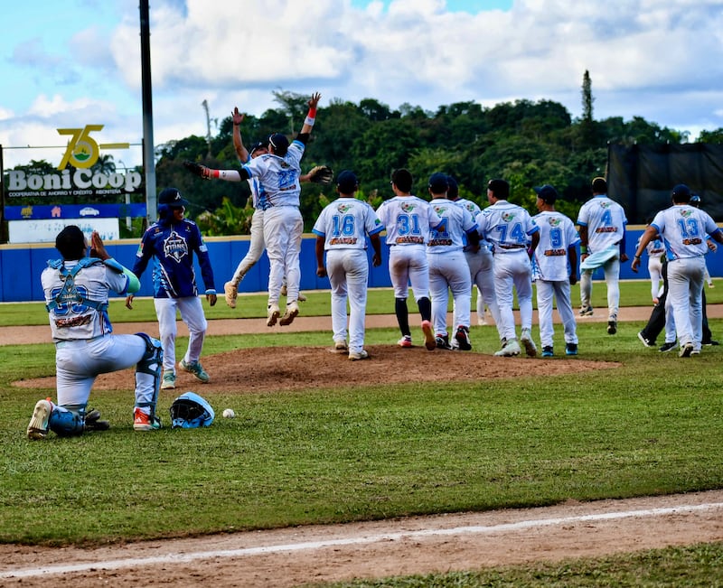 Aibonito Titans supera en dos juegos a Camuy Prospect.