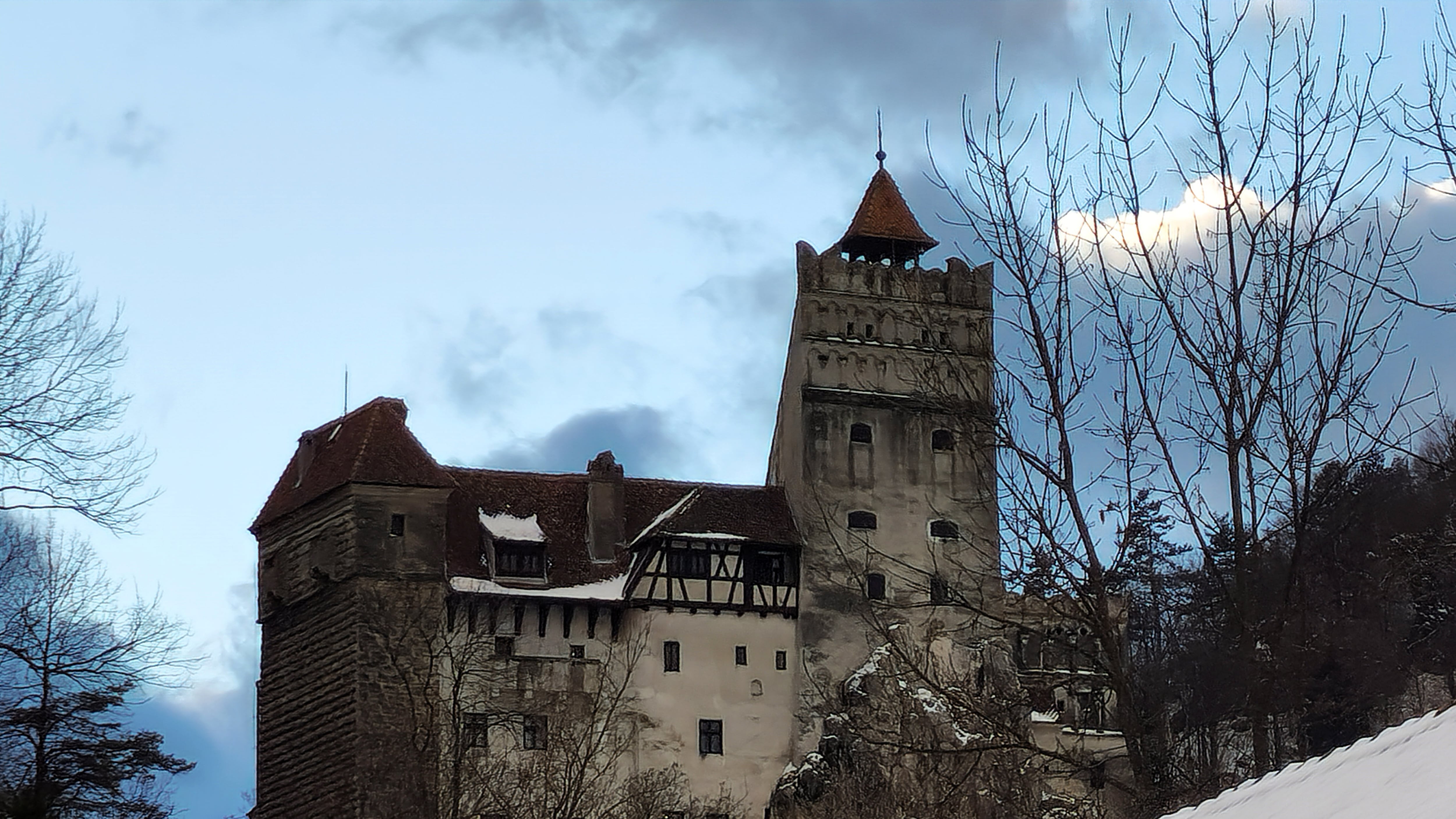 Foto de enero de 2024 del Castillo de Bran, conocido popularmente como Castillo de Drácula, escenario de leyenda además de la fortaleza más popular de Rumanía. Construido entre 1377 y 1388, el castillo es un importante monumento nacional rumano que sirvió como inspiración al afamado escritor Bram Stoker para la creación de una de las novelas más populares de todos los tiempos, Drácula. Está sobre el eje de un precipicio en la antigua frontera entre Transilvania y Valaquia. EFE/Miguel Poza