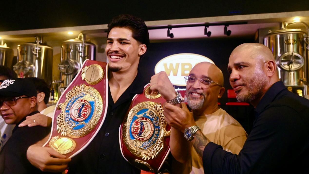 El boxeador recibió su cinturón del campeonato mundial de la OMB.