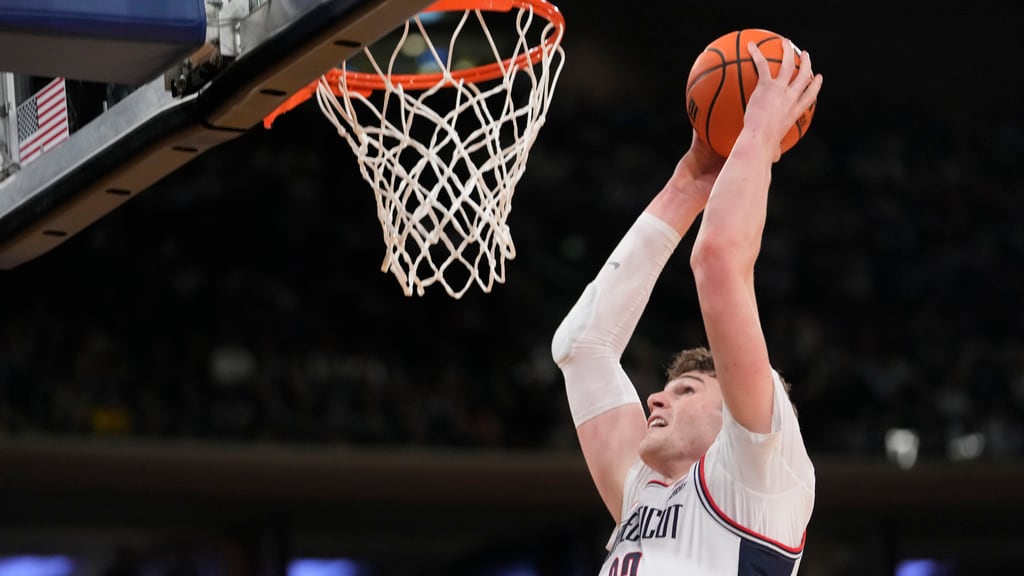 Donovan Clingan pivote de UConn