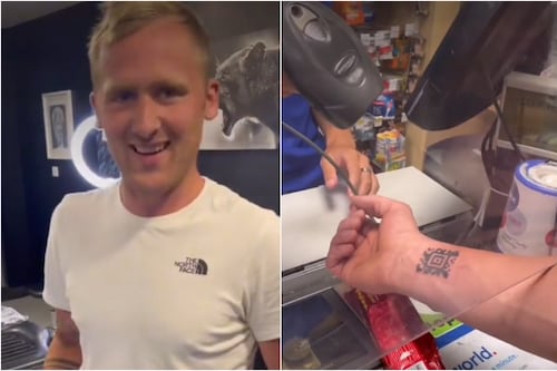 Para no perderse los descuentos: hombre se tatúa en el brazo su tarjeta de socio del supermercado