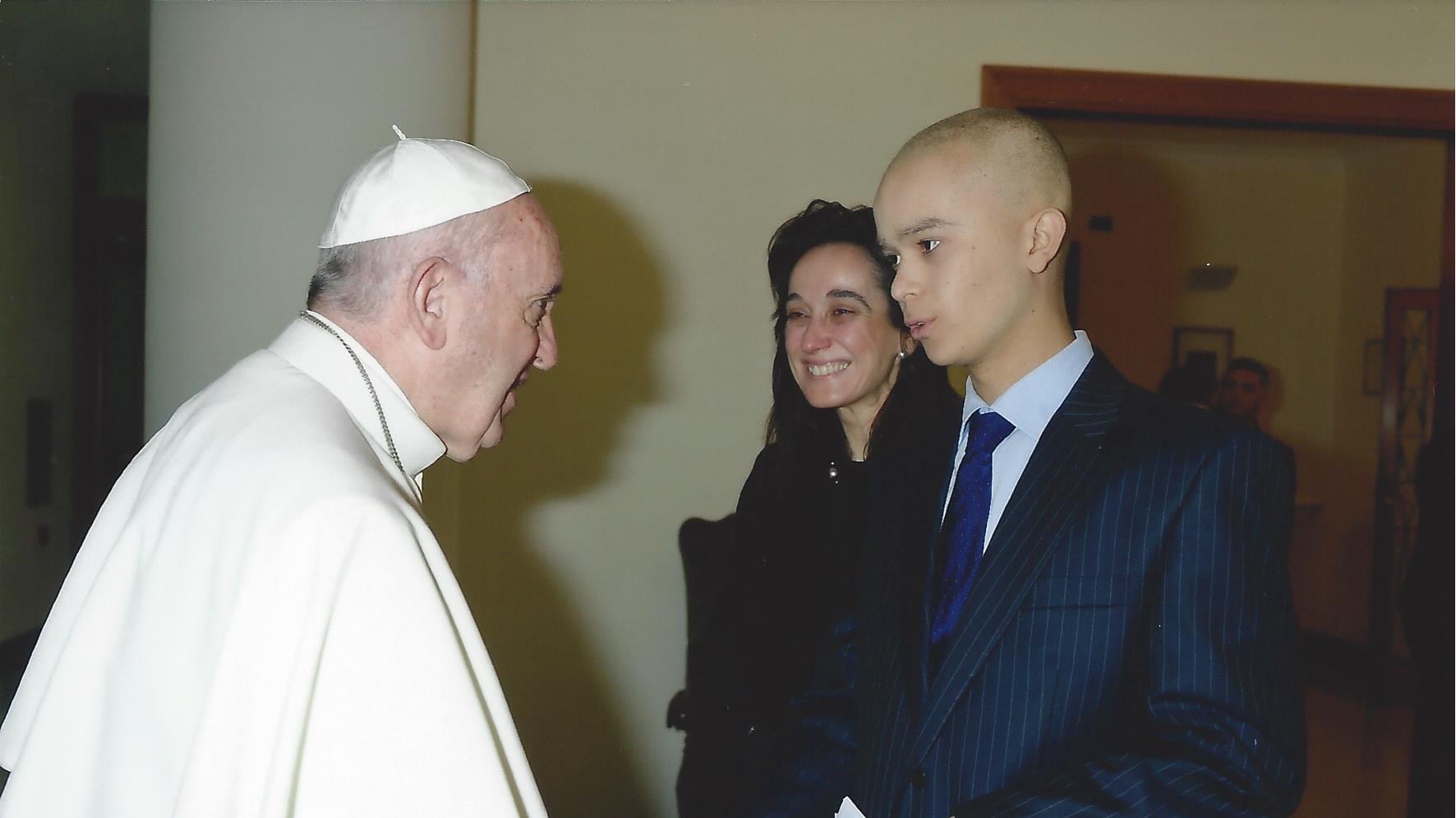 El joven hispanobritánico Pedro Ballester con el papa Francisco en 2015. EFE/ Opus Dei Information Office S