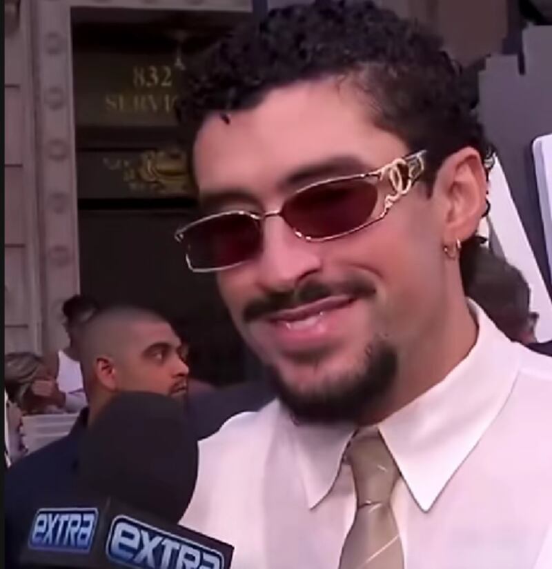 Bad Bunny sonriendo en entrevista
