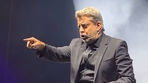 El mago detuvo su espectáculo para regañar a una persona en el público.