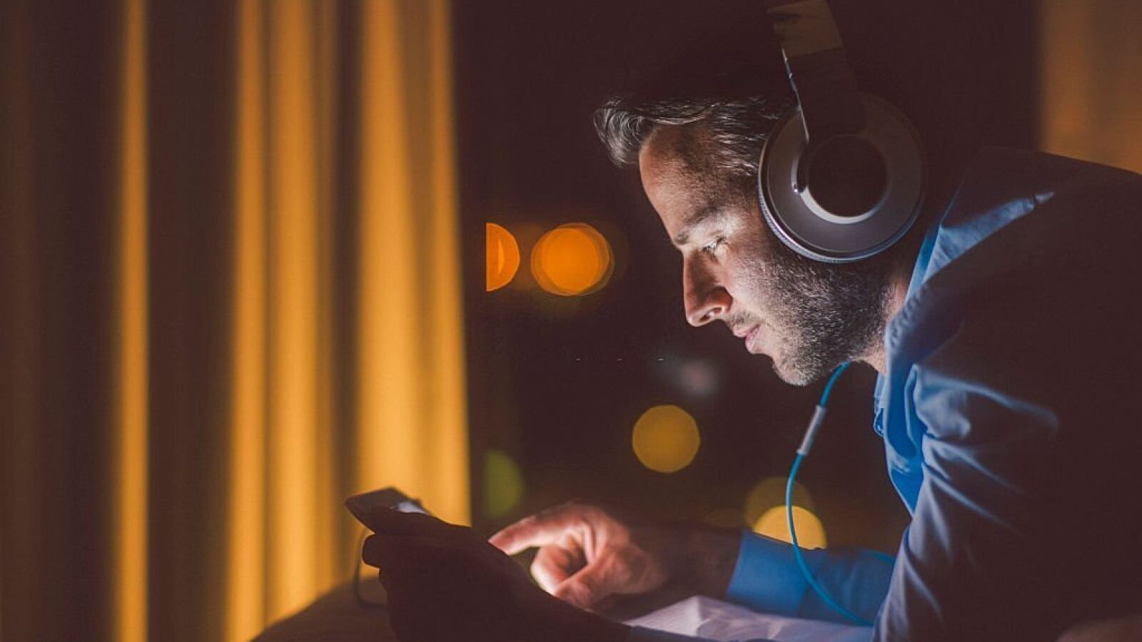 Imagen genérica de una persona escuchando música