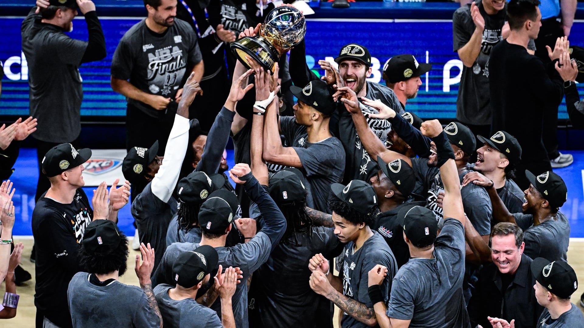 Jugadores de San Antonio Spurs celebran la conquista, este sábado de las finales de la Conferencia Oeste y el paso a la final por el título de la NBA contra los New York Knicks en las Finales de la NBA. EFE/EPA/GERALD LEONG SHUTTERSTOCK OUT