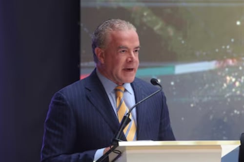 Autoridades emiten supuesta orden de arresto contra el dueño de Miss Universo; Raúl Rocha Cantú; asegura periodista mexicano