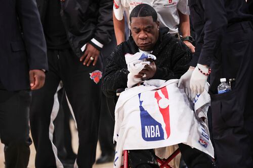 Famoso comediante sale en silla de ruedas en un partido de la NBA luego de vomitar en la cancha