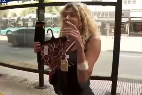 Conductora de televisión se hace viral por intentar “robarse” un bikini durante transmisión en vivo