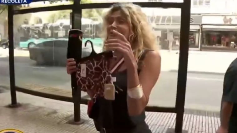 Conductora de televisión se hace viral por intentar “robarse” un bikini durante transmisión en vivo