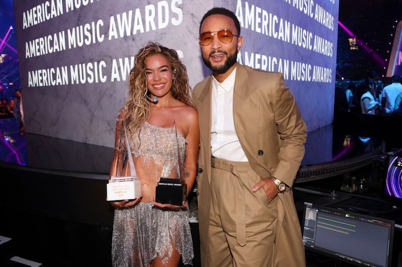 Karol G junto a John Legend.