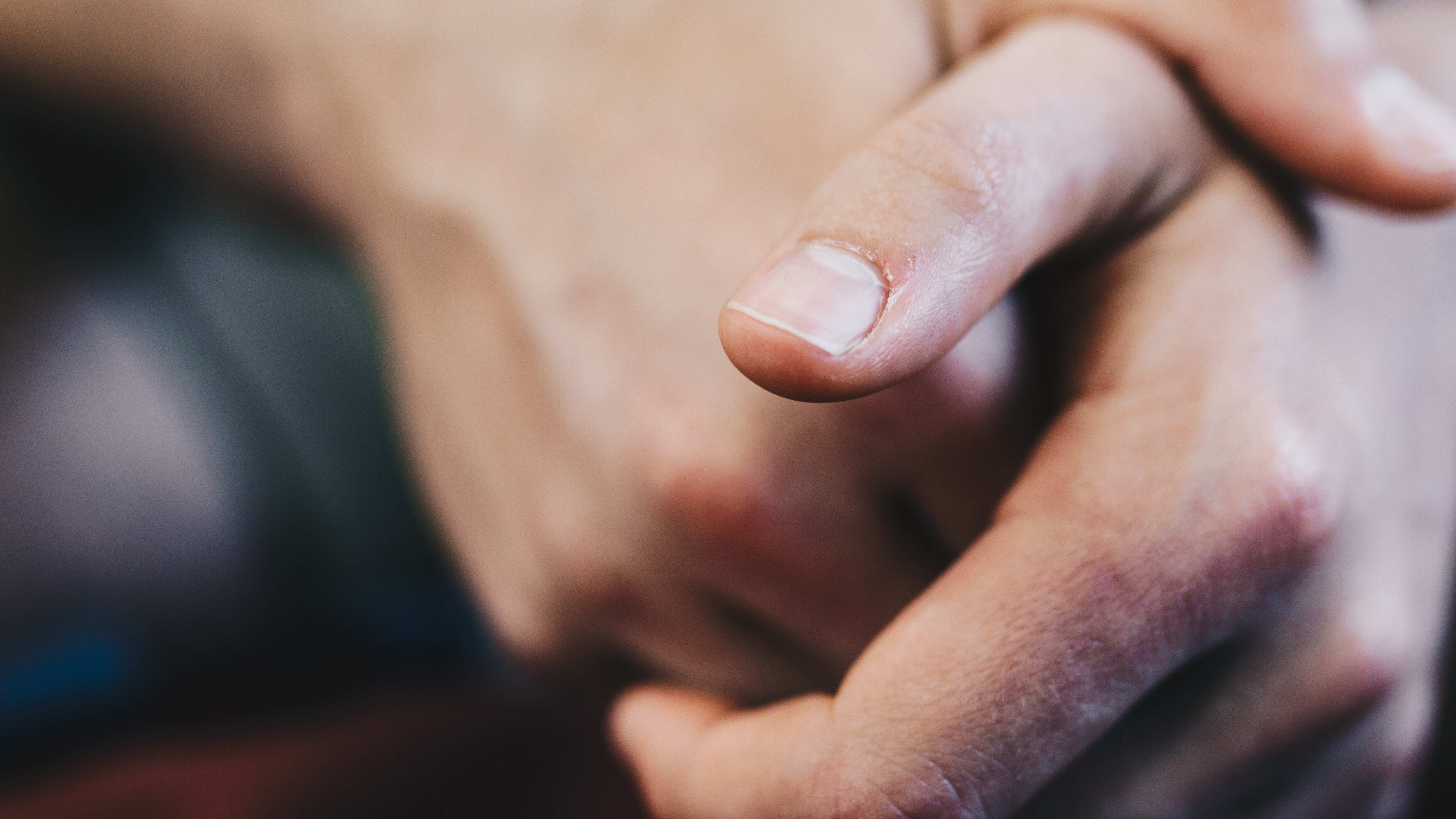 Así puedes identificar si tu pareja es infiel solamente mirando sus manos.