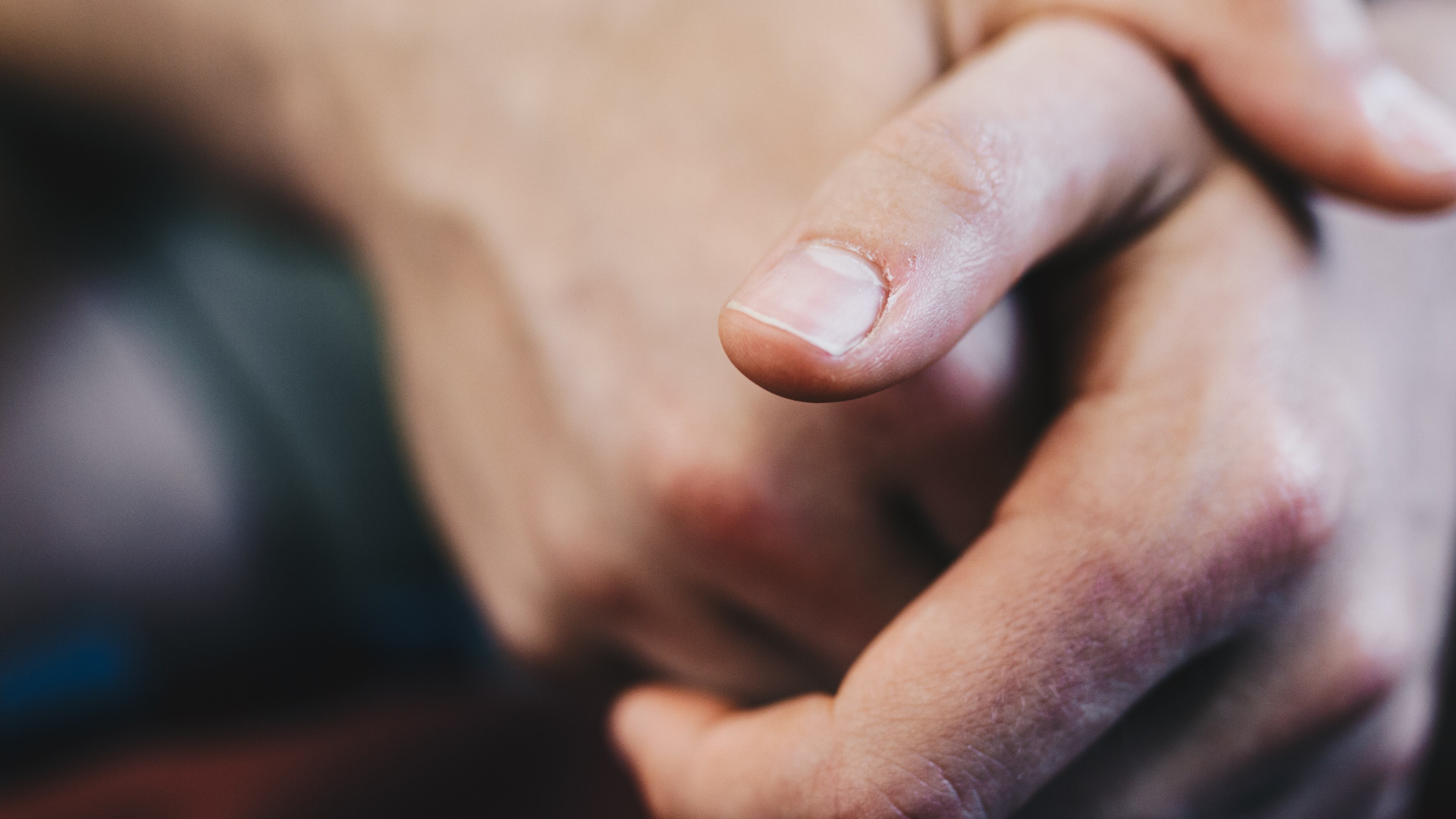 Así puedes identificar si tu pareja es infiel solamente mirando sus manos.