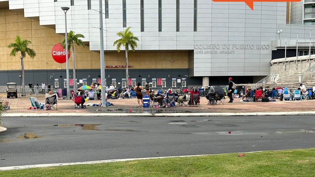 Fila para adquirir boletos para el concierto de Bad Bunny