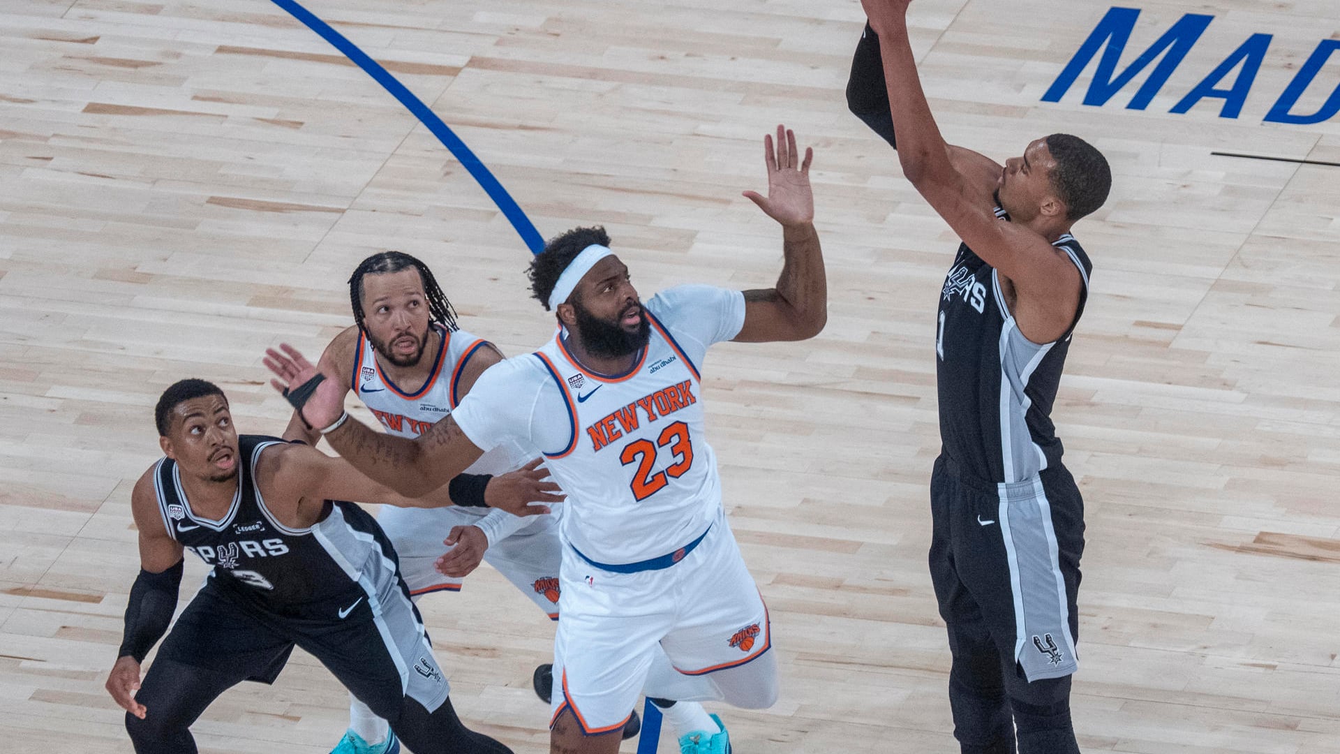 Victor Wembanyama (d), de los San Antonio Spurs, lanza el balón en un juego de las finales de la NBA entre los Knicks de Nueva York y los San Antonio Spurs, en el Madison Square Garden, en Nueva York (EE.UU). EFE/ Ángel Colmenares