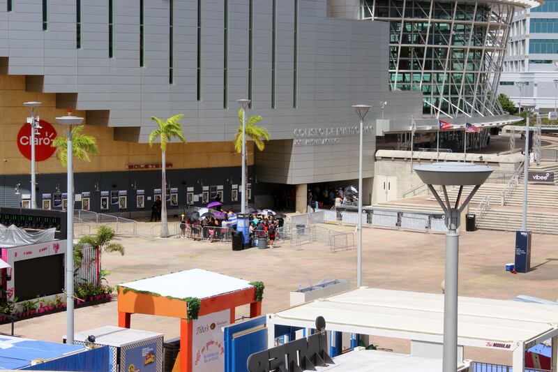 San Juan, P.R.- Estos fans serán los últimos que podrán hacer la fila por las taquillas del concierto de Bad Bunny. (27-agosto-2025)