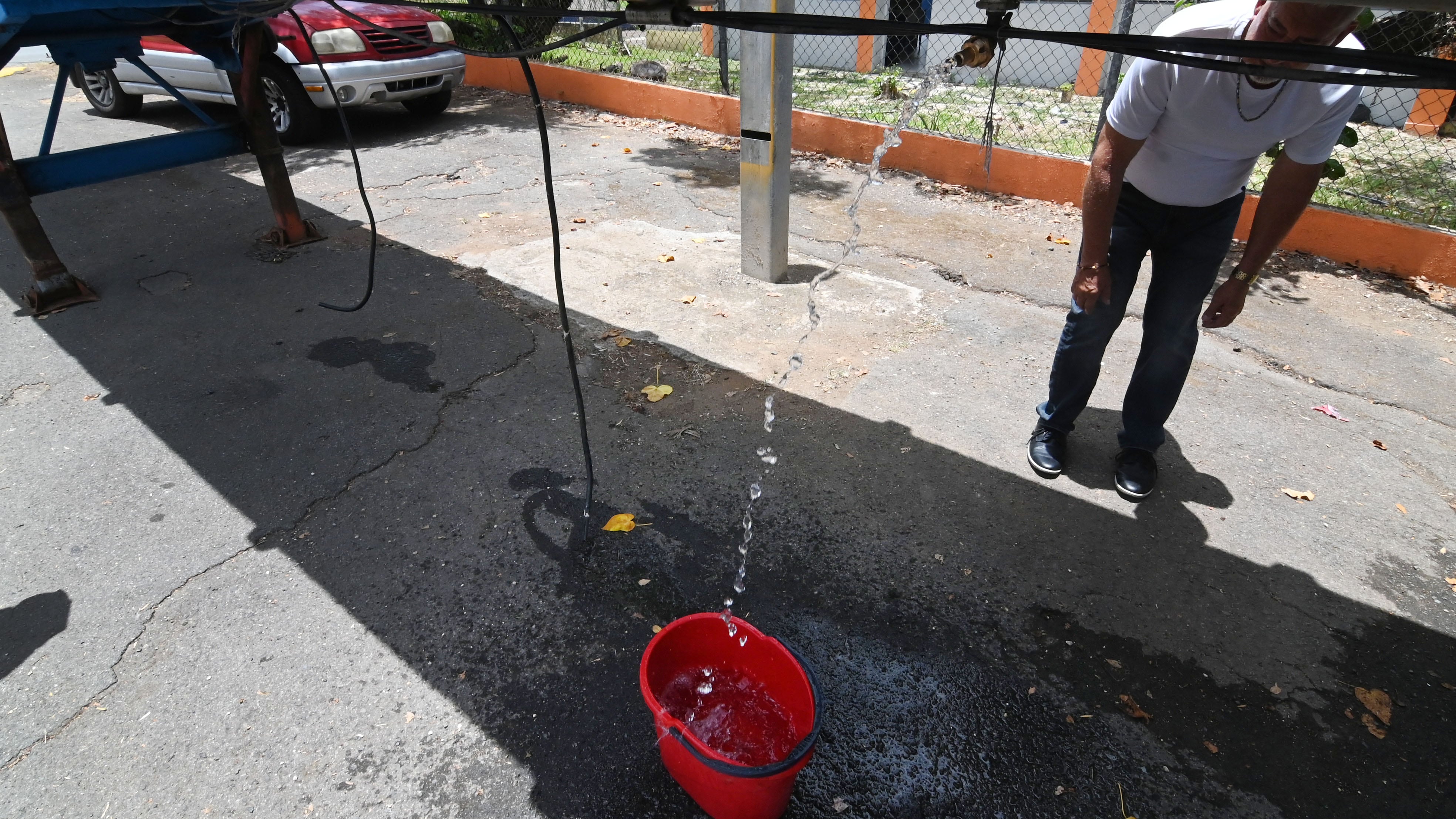 Ciudadanos se abastecen de agua, Oasis en Guaynabo.